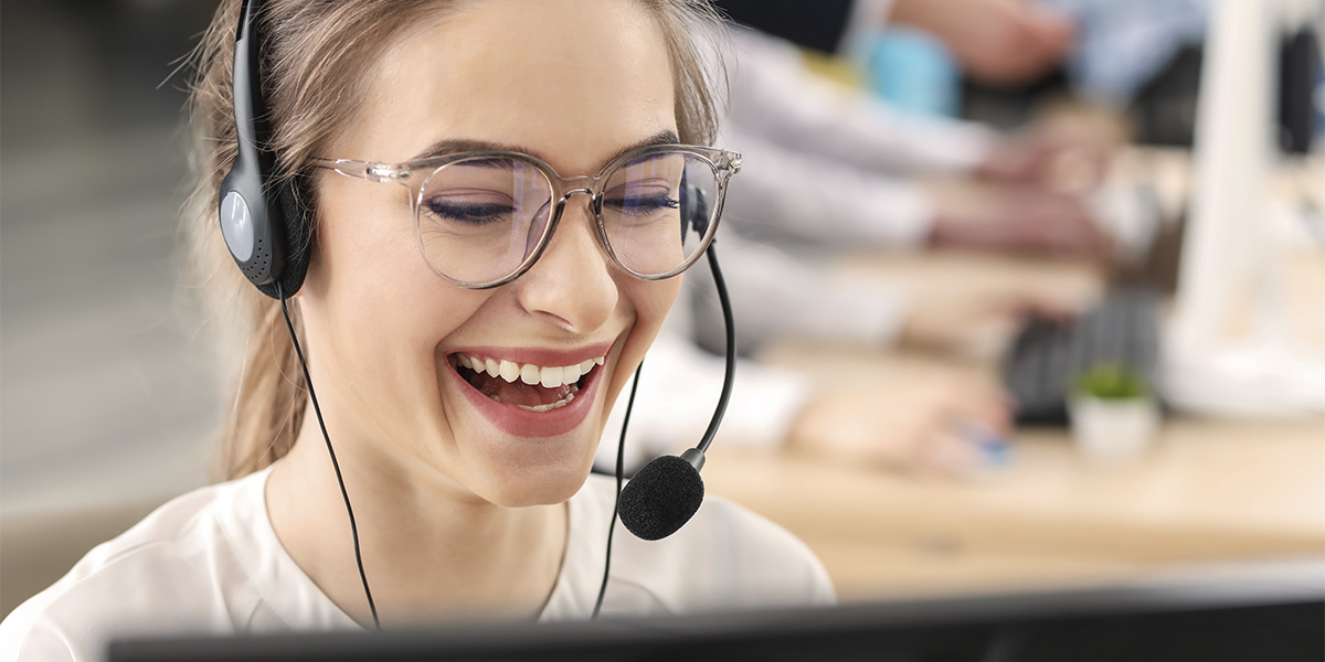 colaboradora de call center usando headset confortável